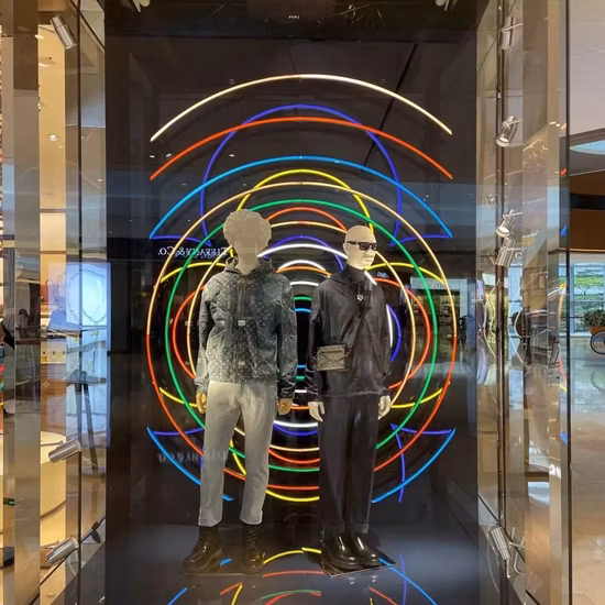 Bieten Sie maßgeschneiderte Trends im Schaufensterdesign für Einzelhandelsgeschäfte